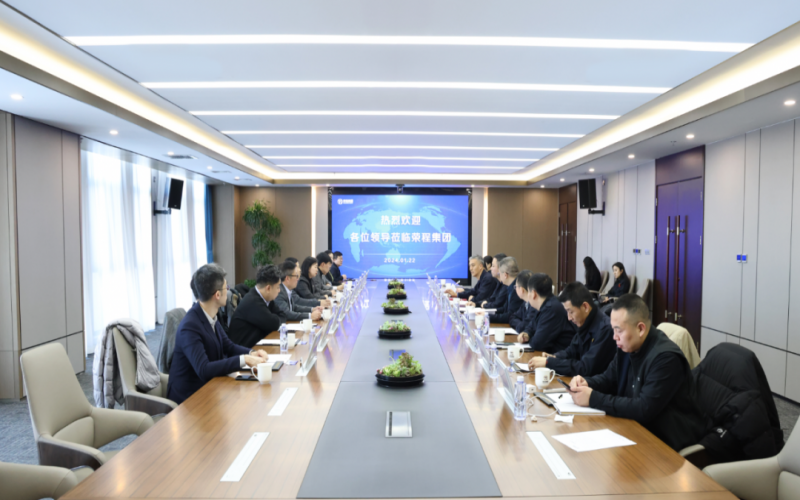 信德集團(tuán)業(yè)務(wù)發(fā)展部總監(jiān)袁偉強(qiáng)、榮華控股企業(yè)集團(tuán)執(zhí)行總裁郝曉嬋一行到榮程集團(tuán)參觀座談