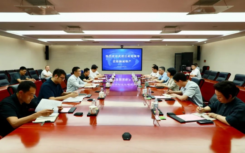 榮程集團(tuán)黨委書記、融誠物產(chǎn)總經(jīng)理張穎與武清區(qū)領(lǐng)導(dǎo)開展座談交流