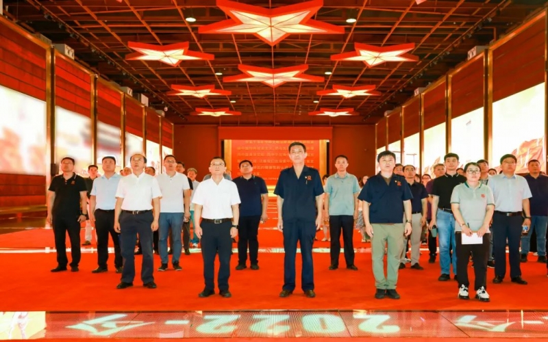 天津中德應用技術(shù)大學黨委副書記、校長王海龍一行到榮程集團參觀交流