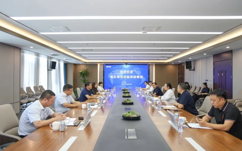 榮程集團董事會主席張榮華與太平洋產(chǎn)險天津分公司黨委書記、總經(jīng)理成軍座談交流