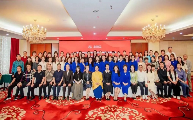 全聯(lián)女企業(yè)家商會(huì)會(huì)長(zhǎng)、榮程集團(tuán)董事會(huì)主席張榮華出席內(nèi)蒙古女企業(yè)家商會(huì)第四屆理事會(huì)員大會(huì)