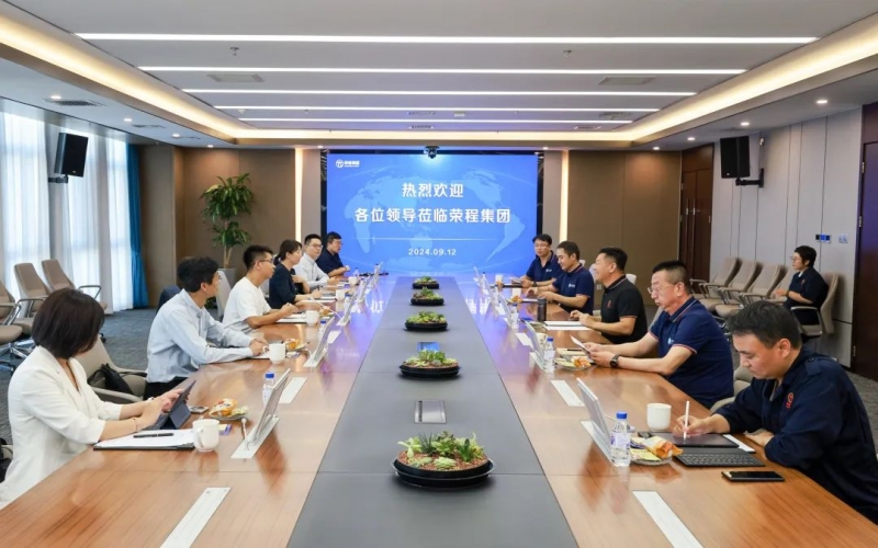 一汽解放新能源事業(yè)部黨委書記、總經(jīng)理裴國權(quán)一行到榮程集團座談交流